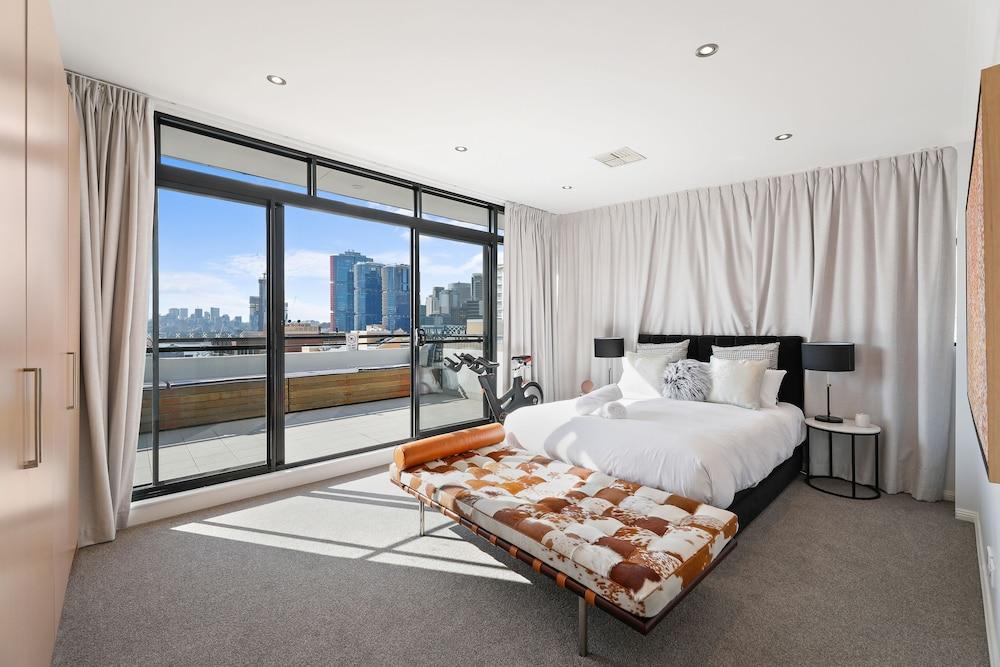 Darling Harbour Penthouse Views & Hot Tub - Tap to explore photos