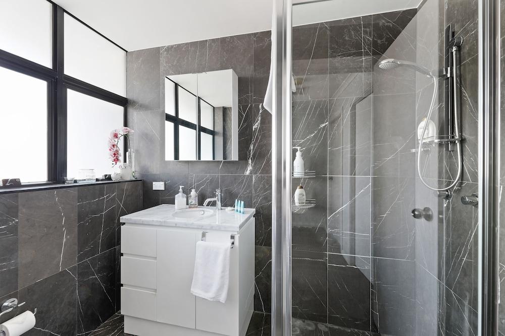 Darling Harbour Penthouse Views & Hot Tub - Tap to explore photos
