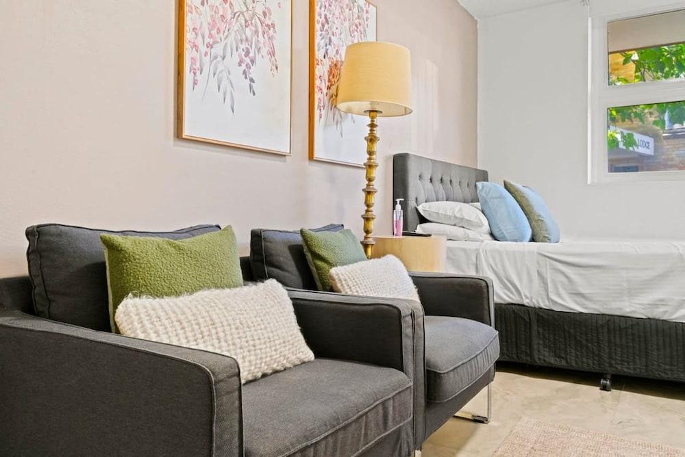The Great Escape Paddington Apartment - Tap to explore photos