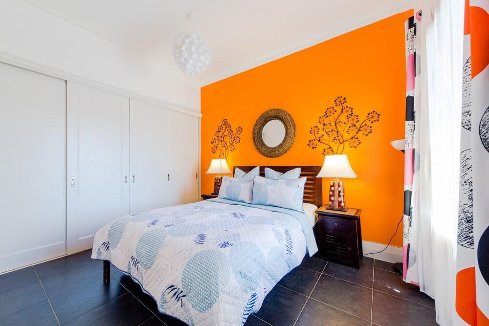 Bondi Beachfront Stay - Tap to explore photos