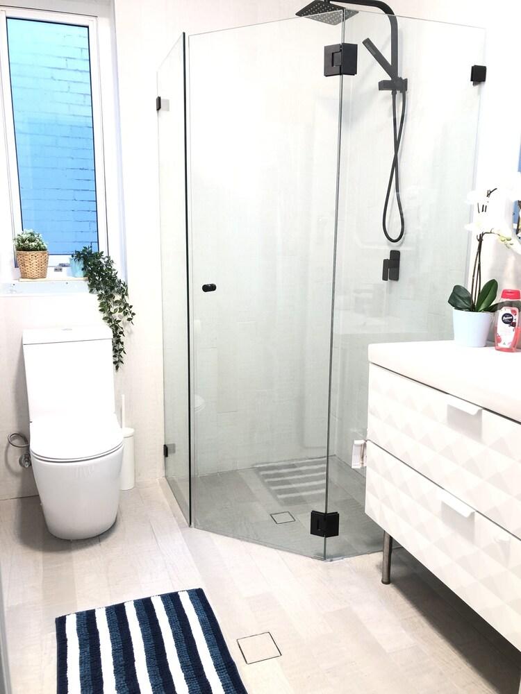 Bondi Beachfront Stay - Tap to explore photos