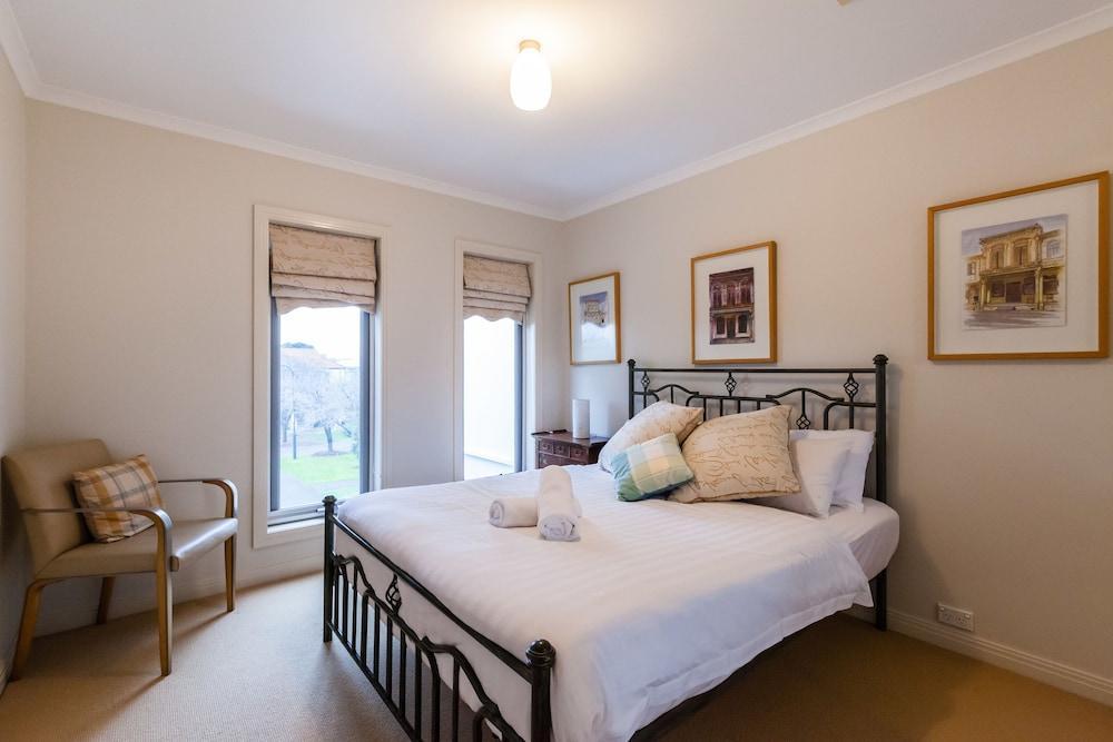 JASMINE, 2BDR Port Melbourne House