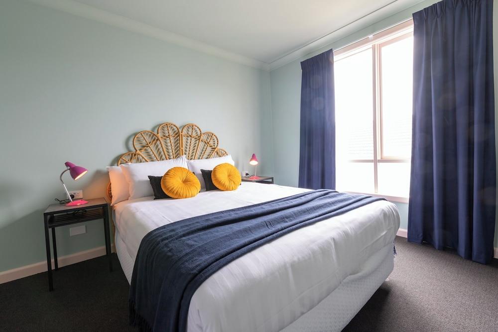 Roamer St Kilda Room Type - Standard Room (Queen), Private Bathroom