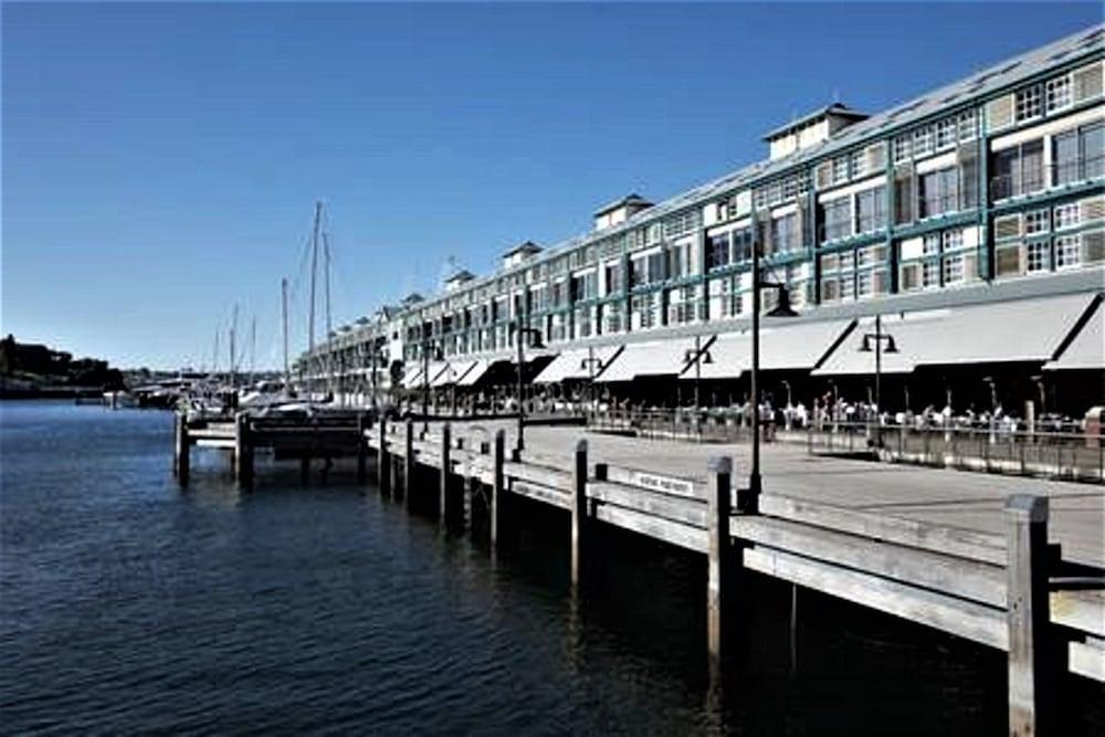 Waterfront Apt. on Sydney Harbour H390 - Tap to explore photos