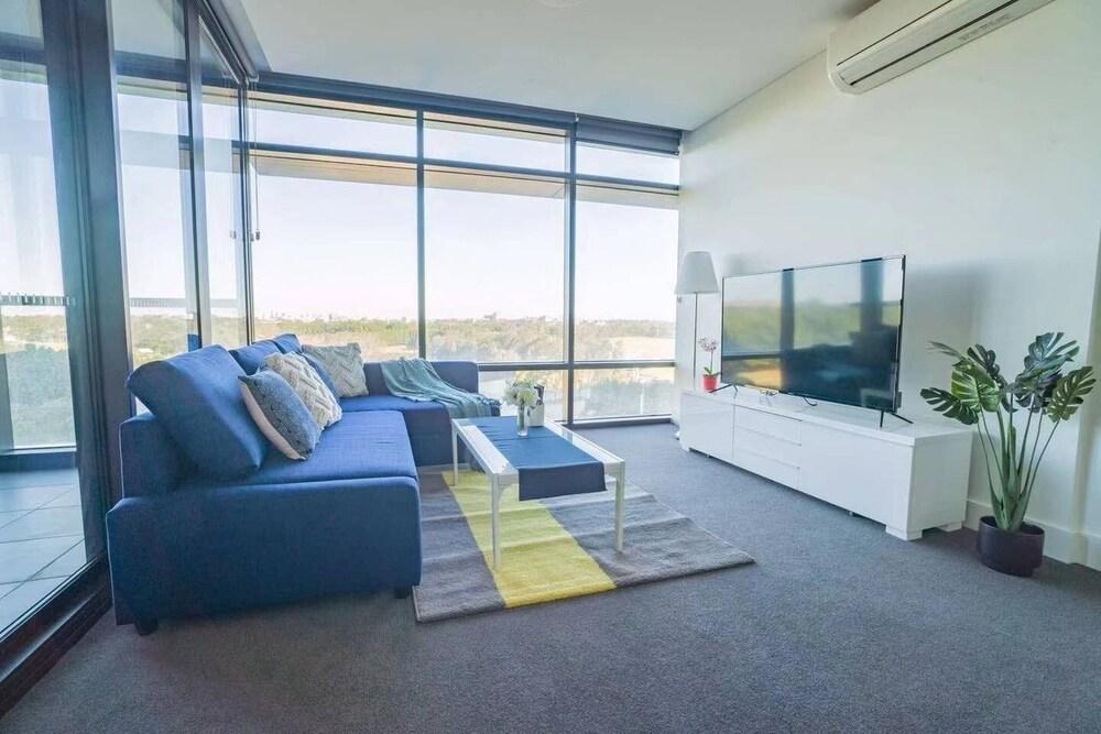 Luxury Skyrise 2bed2bath APT in Olympic Park - Tap to explore photos