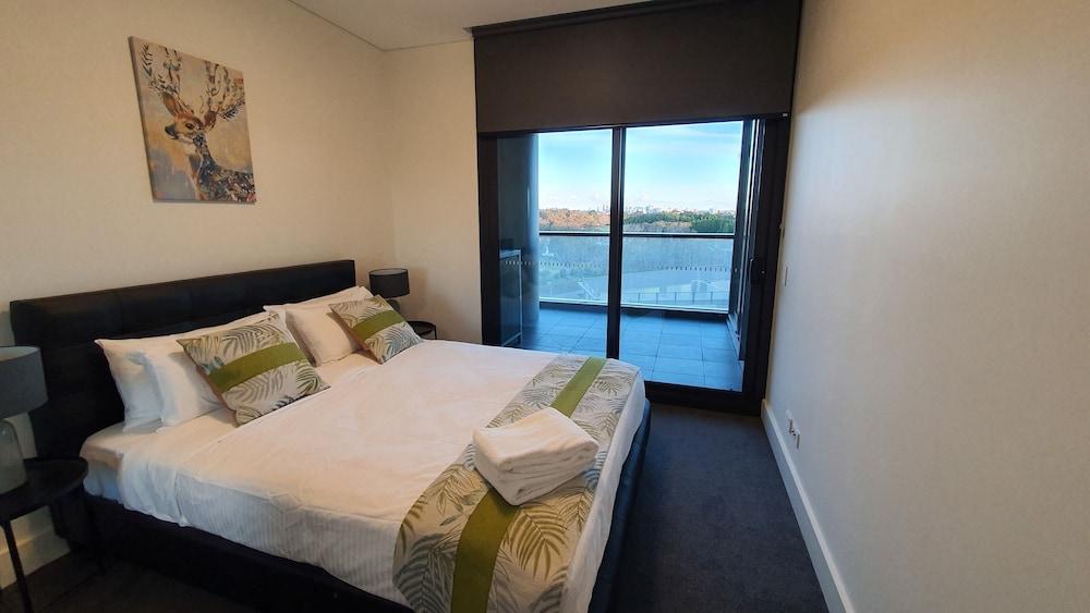 Luxury Skyrise 2bed2bath APT in Olympic Park - Tap to explore photos