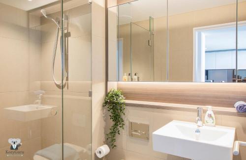 KOZYGURU DOCKLANDS LUXURY WATER VIEW APT 1 BED VDO915 - Tap to explore photos