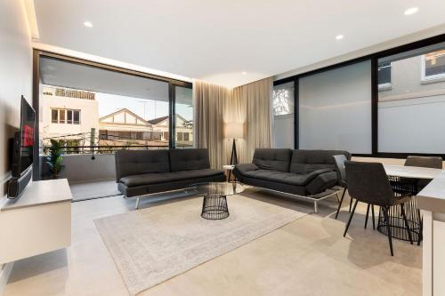 Modern Coogee Apt with Lift, Parking & Balcony - Tap to explore photos
