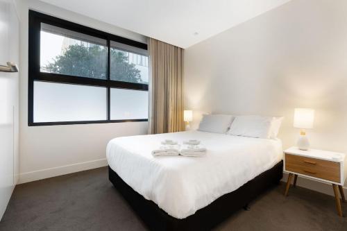 Modern Coogee Apt with Lift, Parking & Balcony - Tap to explore photos