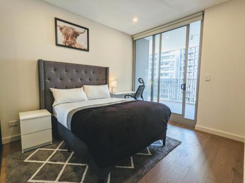 Elegant 3-bed 2-bath, balcony, with pool included, NO PARTIES!