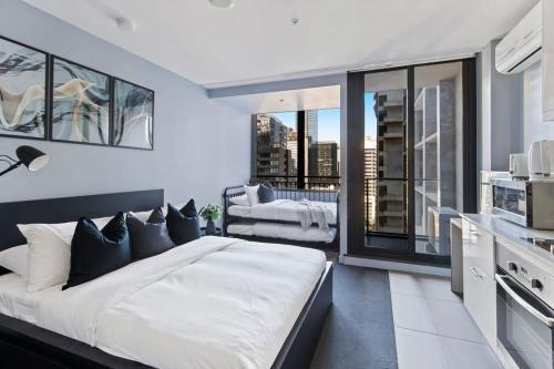 A Stylish & Comfy Studio Next to Southern Cross - Tap to explore photos