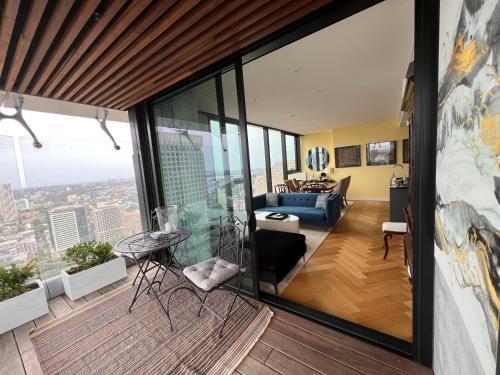Sydney Cosmopolitan CBD Apartment - Tap to explore photos