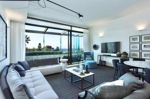 Luxury Bondi Beachside Apartment - Pacific - Tap to explore photos