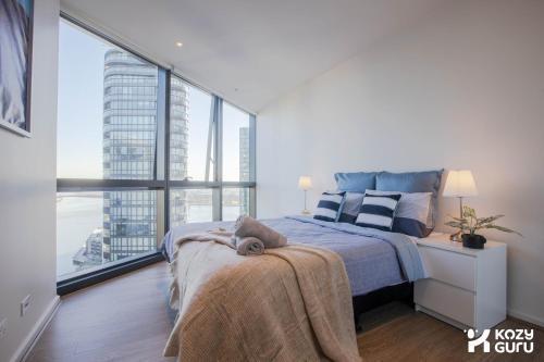 KozyGuru | Docklands | High Level Waterview | 1 Bed Apt | Vdo883 - Tap to explore photos