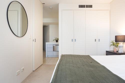 Darling Harbour Apartment near King St Wharf - Tap to explore photos