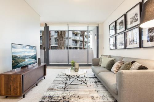 Darling Harbour Apartment near King St Wharf - Tap to explore photos