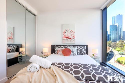 KozyGuru | Docklands | Modern 1 Bed Apt - Tap to explore photos
