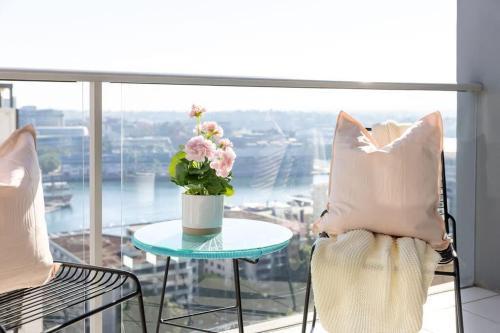 A Spacious 2BR Apt with an Amazing View Over Darling Harbour - Tap to explore photos