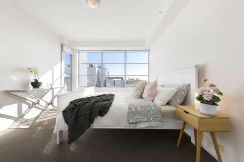 A Spacious 2BR Apt with an Amazing View Over Darling Harbour - Tap to explore photos