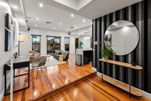 StayCentral - Moonee Ponds Penthouse - Tap to explore photos