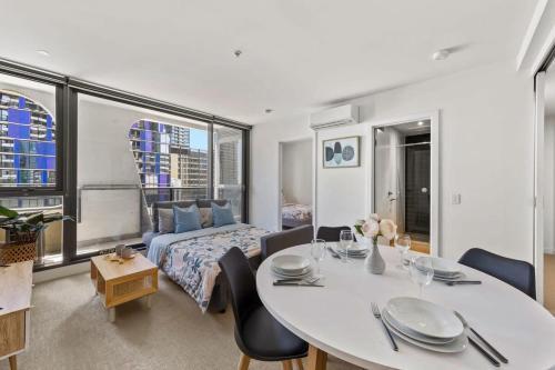 A Cozy 2BR Apt Next to Queen Victoria Market & Melbourne Central with City Views - Tap to explore photos