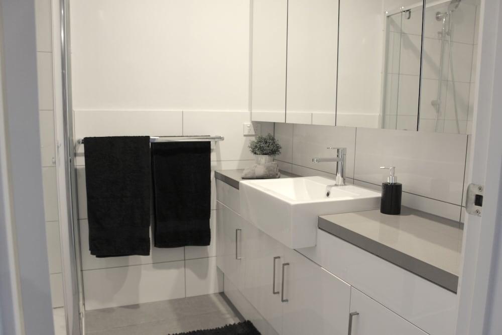 StayCentral-Heidelberg Heights Penthouse - Tap to explore photos