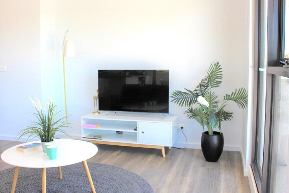 StayCentral-Heidelberg Heights Penthouse - Tap to explore photos