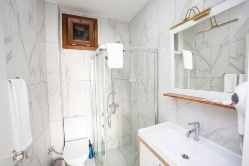 Taksim Leon's Hotel Cafe & Spa Room Type - Superior Triple Room Taksim Leon's Hotel Cafe & Spa Room Type - Superior Triple Room