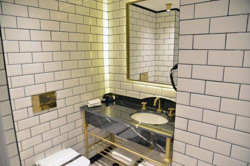 A11 Exclusive Hotel - Tap to explore photos
