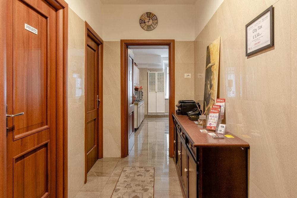 4 Bed Apt Sleeps 8 -ensuite Bathrooms - Tv & Wifi - Tap to explore photos