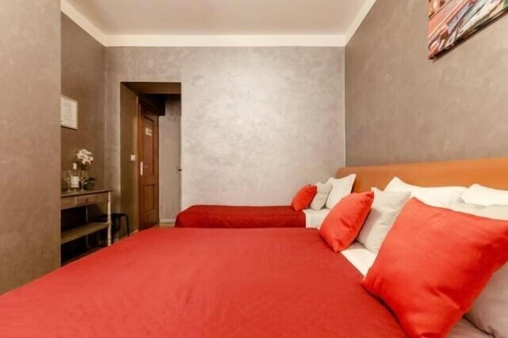 4 Bed Apt Sleeps 8 -ensuite Bathrooms - Tv & Wifi - Tap to explore photos