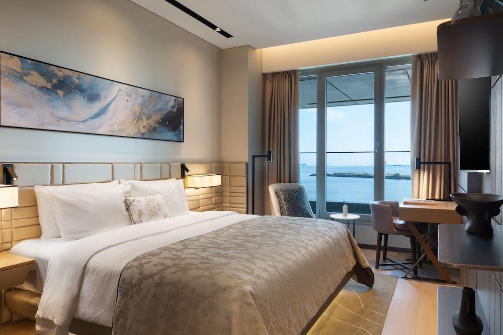 JW Marriott Hotel Istanbul Marmara Sea Room Type - Serene One Bedroom Residence, Executive lounge access, 1 King, Sea view, Balcony