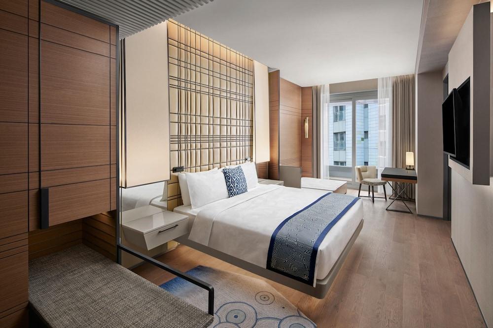JW Marriott Hotel Istanbul Marmara Sea Room Type - Elite Suite Partial View, Executive Lounge Access, 1 King, Sea View, Balcony