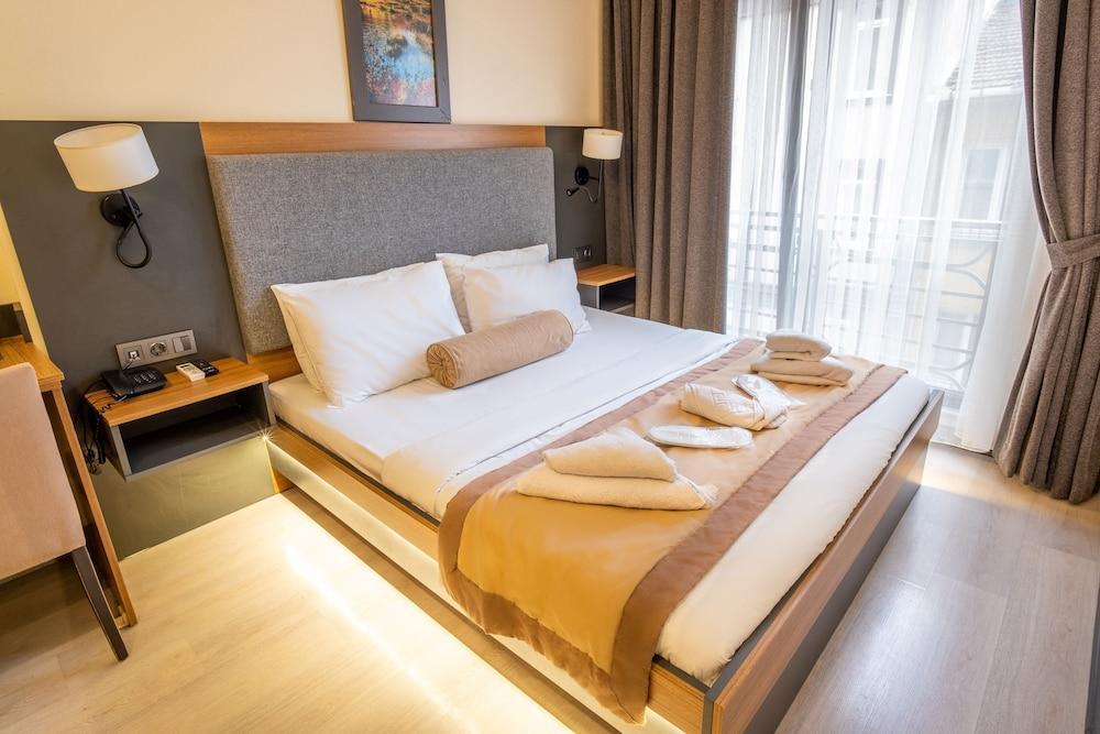 Orange Hotel & Spa Room Type - Queen Room