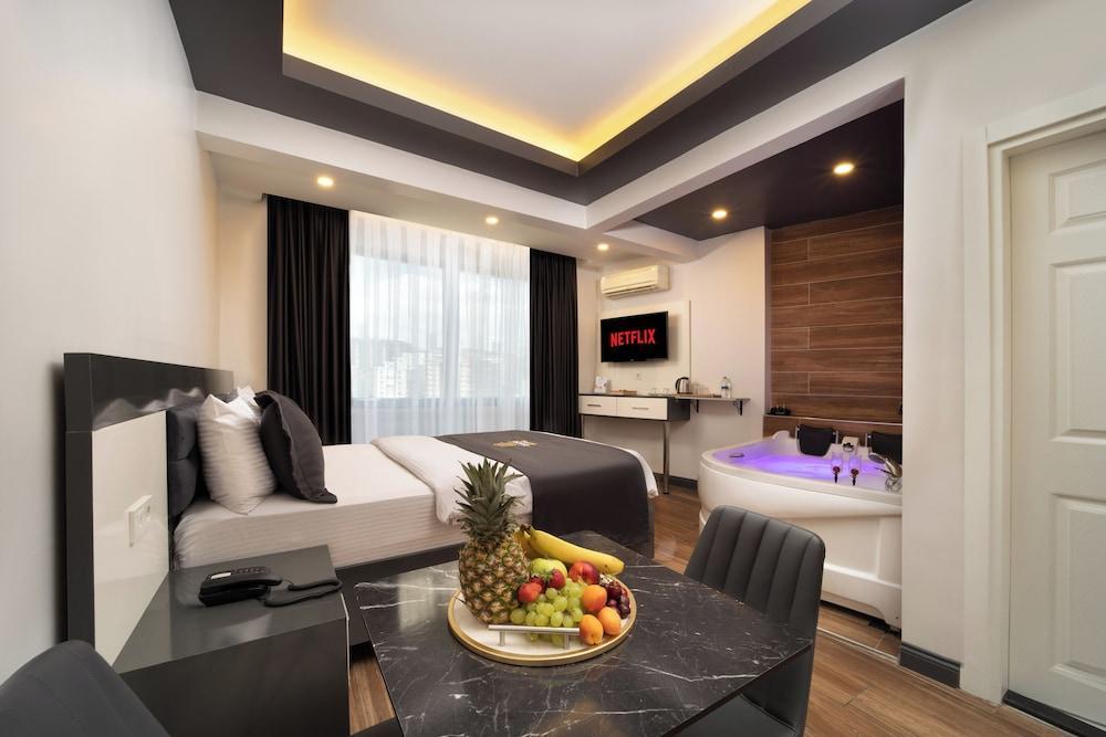 Bakırköy Zeugma Suit Room Type - Deluxe Suite, 1 Queen Bed, Jetted Tub