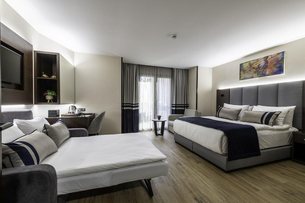 Aprilis Deluxe Hotel Room Type - Standard Quadruple Room