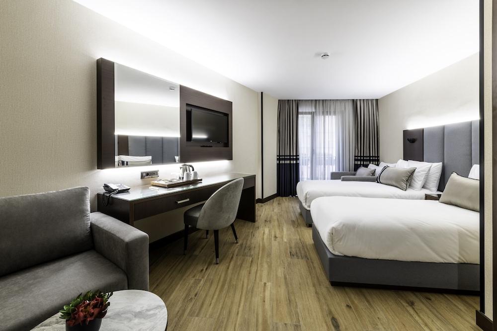 Aprilis Deluxe Hotel Room Type - triple room