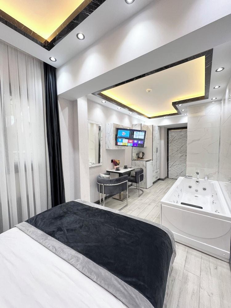 Taksim Larissa Hotel Room Type - Deluxe Room