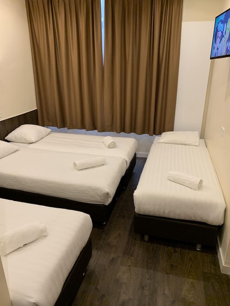 Orange Tulip Hotel Amsterdam - Hostel Room Type - Basic Quadruple Room, Private Bathroom