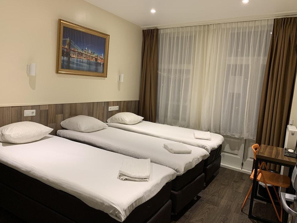 Orange Tulip Hotel Amsterdam - Hostel Room Type - Triple Room