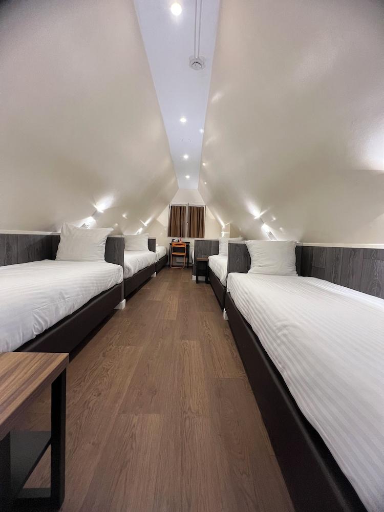 Orange Tulip Hotel Amsterdam - Hostel Room Type - Family Room, Private Bathroom