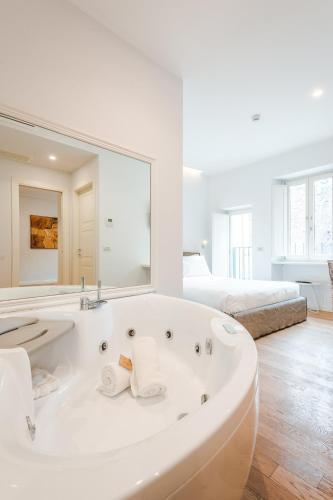 Nikis Collection Trastevere Room Type - Suite with Hot Tub