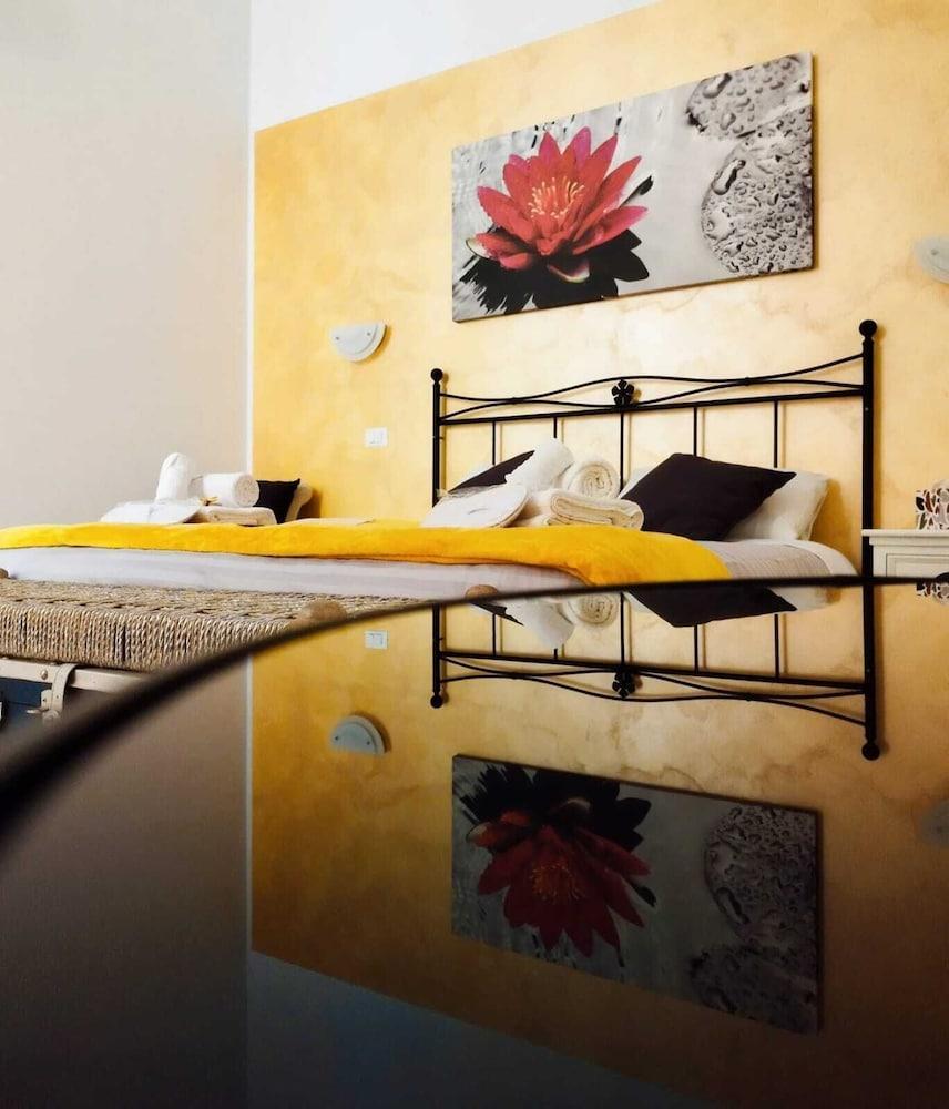 AD Cavour Luxury Rooms - Tap to explore photos