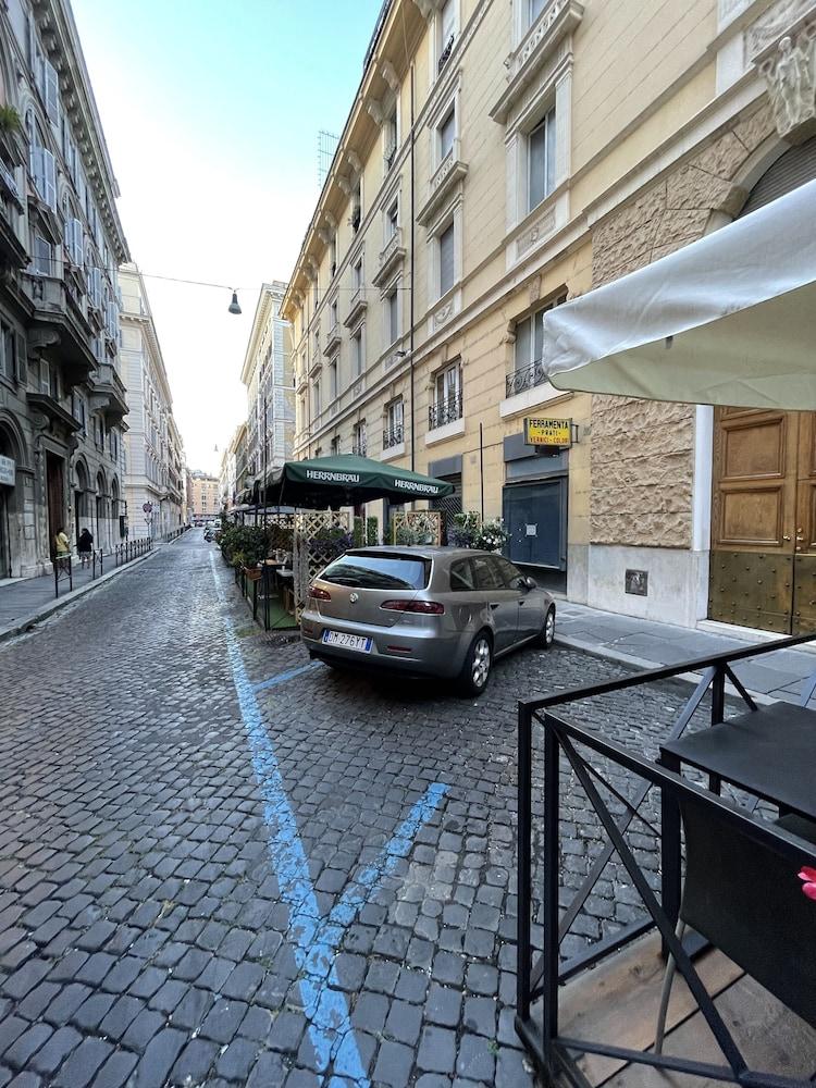AD Cavour Luxury Rooms - Tap to explore photos