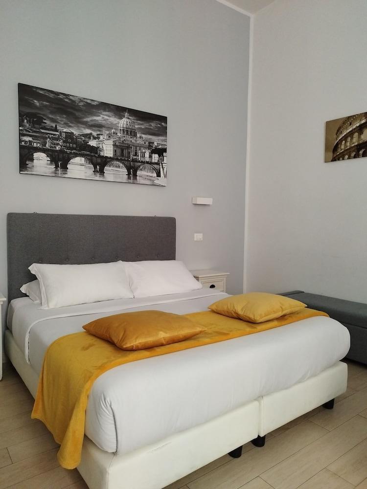AD Cavour Luxury Rooms - Tap to explore photos