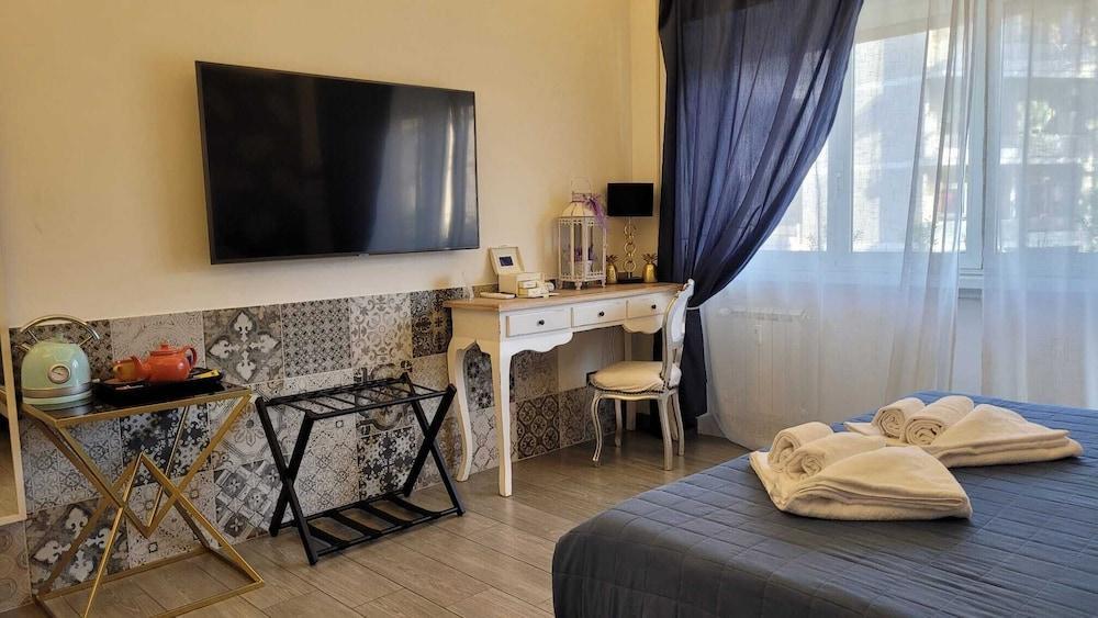 RomAntic Dreams Guest House - Tap to explore photos