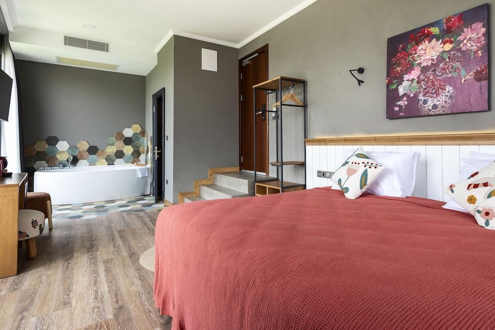 Istanbul Old City Colorful Houses Balat PETRION Hotel Room Type - Superior Double Room, Jetted Tub