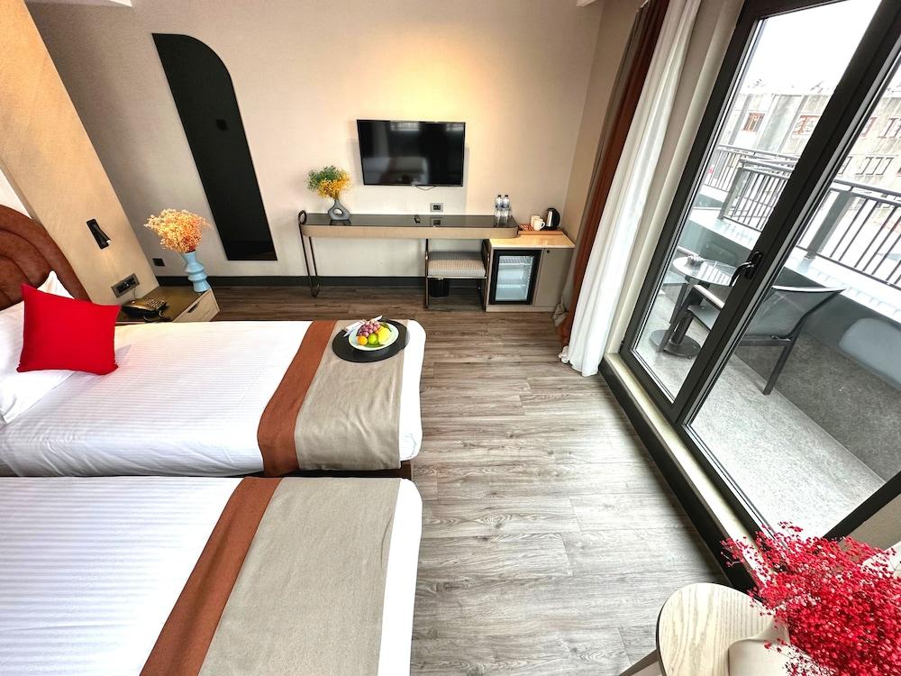 Edition Old City Hotel Room Type - Deluxe Twin Room, Balcony
