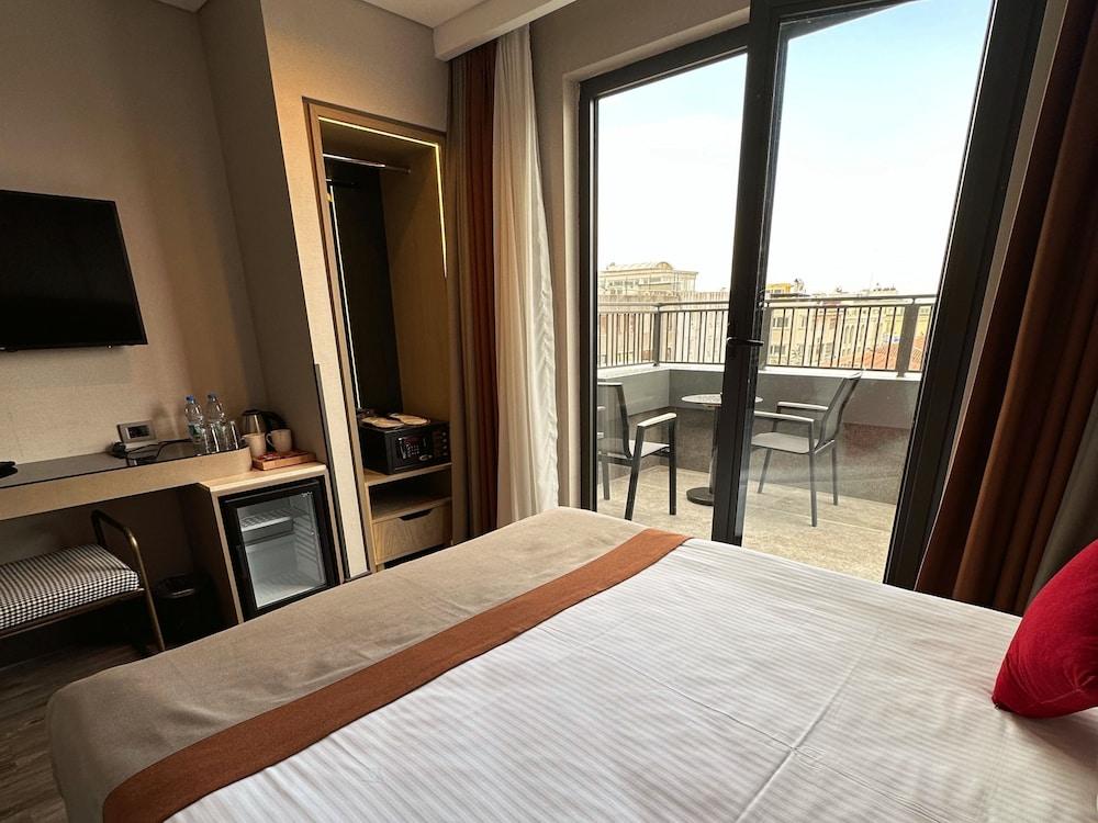 Edition Old City Hotel Room Type - Deluxe Double Room, Balcony