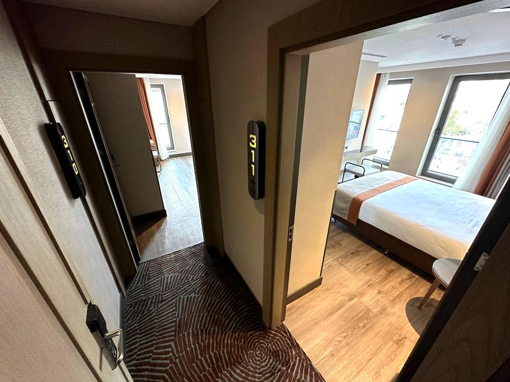 Edition Old City Hotel Room Type - Family Room, Connecting Rooms